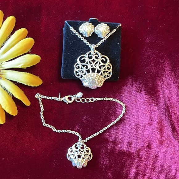 🌺 AVON; NEW - 3 Piece; Silver Shell Necklace, Bracelet + Pierced Earring Set! - Picture 4 of 10